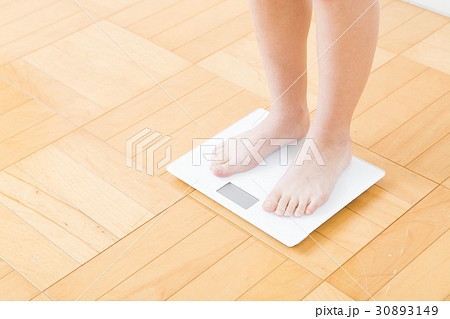 体重計と女性の足　　　 30893149
