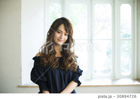 黒い服の若い女性の写真素材