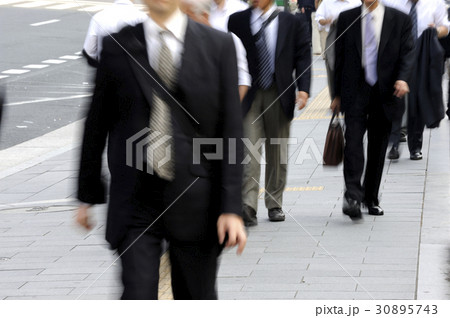 都会の人々 通勤風景 背景素材 都会の人々 通勤風景 背景素材 30895743