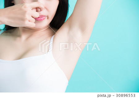 woman show under armpit 30896553