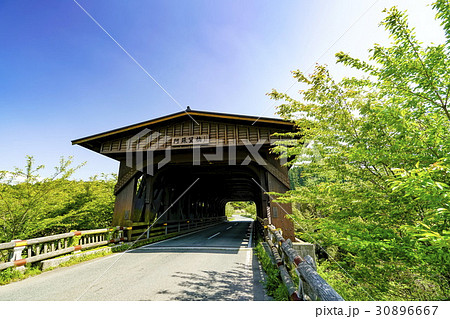 阿蘇望橋 屋根付き橋の写真素材