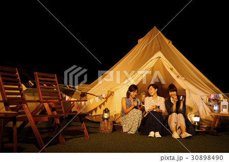 キャンプ グランピング アウトドア テント 女性 夜 友達 友人 女子会 キャンプ グランピング アウトドア テント 女性 夜 友達 友人 女子会 30898490