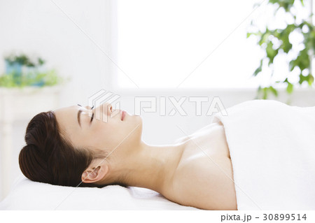 エステ　ビューティー　ビューティ　女性　美容　エステサロン　スキンケア　若い女性 30899514