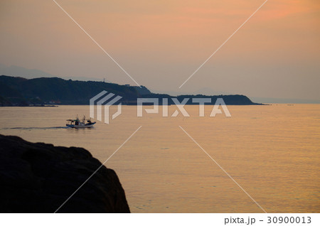 夕陽・海・漁船 30900013