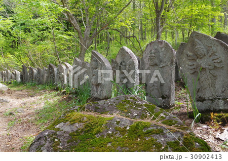 信州　小谷村の文化財　前山百体観音　塩の道　千国街道に建つ高遠石工による石仏群 30902413