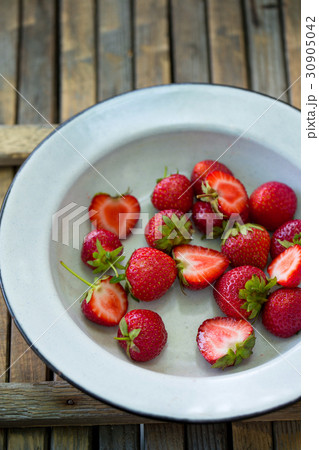 Ripe strawberries Ripe strawberries 30905042