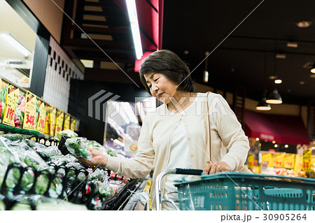 スーパーで買い物するシニアの女性 スーパーで買い物するシニアの女性 30905264