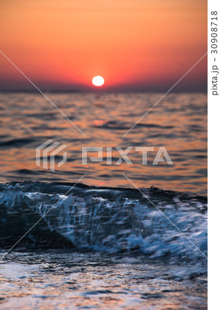 波うち際　夕陽　[サンセット] 30908718