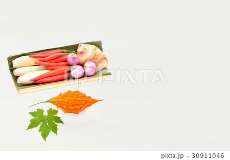 Soft focus of chili,onion, shallot, lemon grass, g 30911046