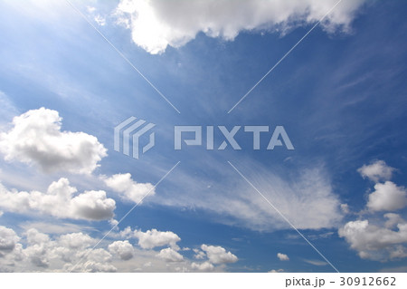 青空に白い雲 30912662