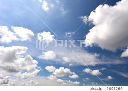 青空に白い雲 30912664