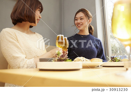 昼飲みを楽しむ女性 昼飲みを楽しむ女性 30913230