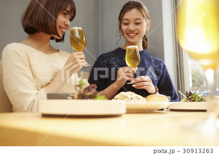 昼飲みを楽しむ男女 30913263