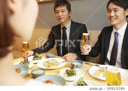 昼飲みを楽しむ女性 30913284