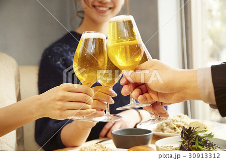 昼飲みを楽しむ男女 30913312