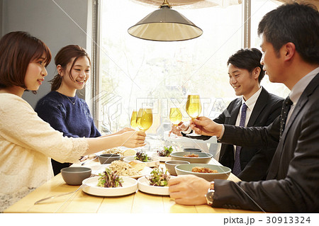 昼飲みを楽しむ男女 30913324