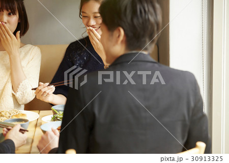 昼飲みを楽しむ男女 昼飲みを楽しむ男女 30913325