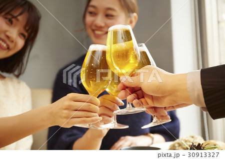 昼飲みを楽しむ男性 昼飲みを楽しむ男性 30913327