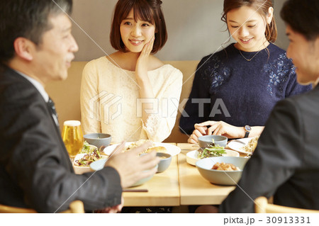 昼飲みを楽しむ男性 30913331