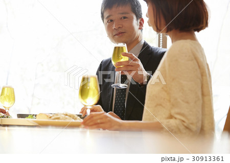 昼飲みを楽しむ男女 30913361