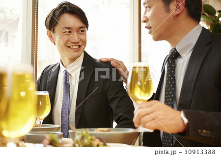 昼飲みを楽しむ男性 昼飲みを楽しむ男性 30913388