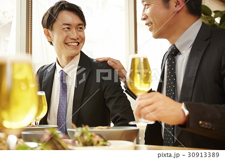 昼飲みを楽しむ男性 昼飲みを楽しむ男性 30913389