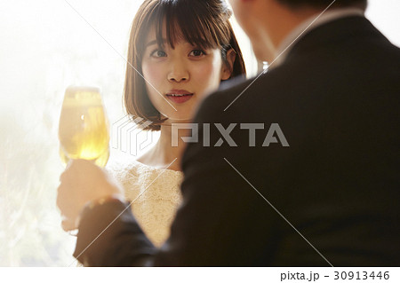 昼飲みを楽しむ男女 昼飲みを楽しむ男女 30913446