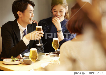 昼飲みを楽しむ男女 昼飲みを楽しむ男女 30913453