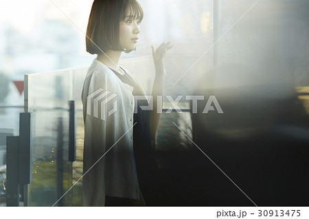 デートをする大人のカップル デートをする大人のカップル 30913475