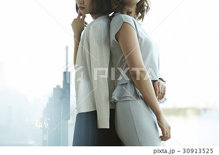 大人の女性2人 30913525