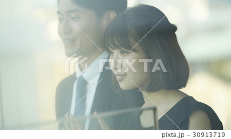 デートをする大人のカップル 30913719