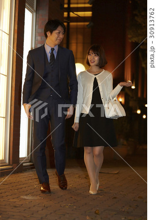 デートをする大人のカップル デートをする大人のカップル 30913762