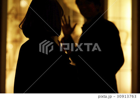 デートをする大人のカップル デートをする大人のカップル 30913763