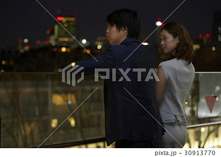デートをする大人のカップル 30913770