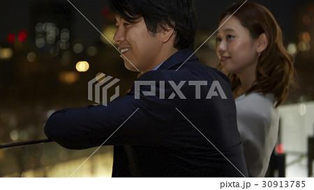 デートをする大人のカップル 30913785