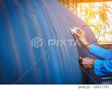 Inspector use ultrasonic testing machine Inspector use ultrasonic testing machine 30917791