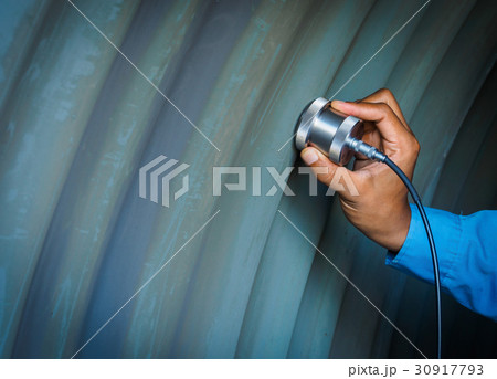 Inspector use ultrasonic testing machine 30917793