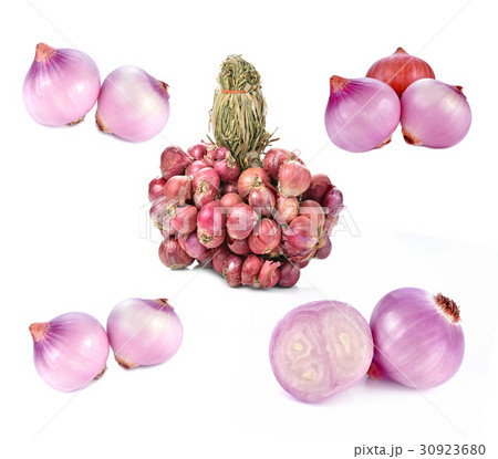 Peel shallots isolated on a white background 30923680