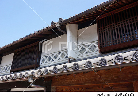 岡山県津山市の重要伝統的建造物群保存地区にある町屋の防火壁「うだつ」 30923838