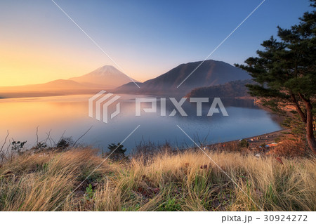Lake Motosu and Fuji mountain view in morning 30924272