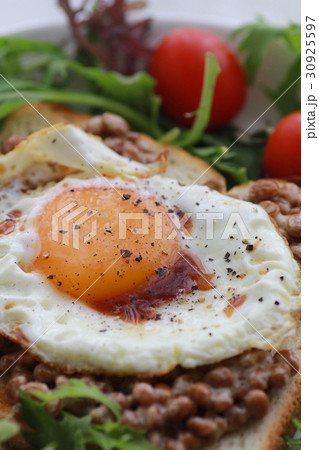 目玉焼をのせた納豆トーストと野菜サラダ オープンサンド 目玉焼をのせた納豆トーストと野菜サラダ オープンサンド 30925597
