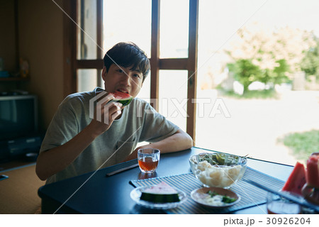 そうめんを食べる男女 30926204