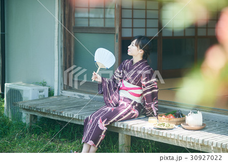 縁側で涼む浴衣姿の女性 30927022
