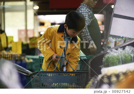 おつかい　買い物をする男の子 30927542