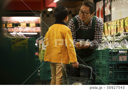 おつかいをする男の子と男性店員 30927543