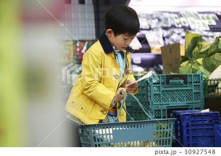 おつかい　買い物をする男の子 30927548