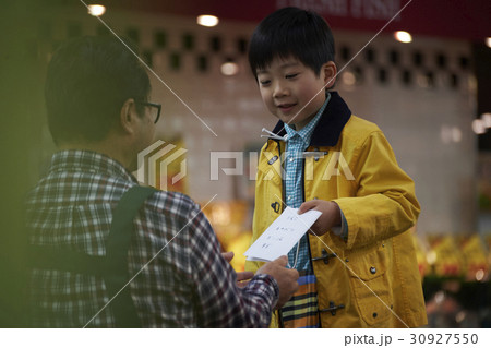 おつかいをする男の子と男性店員 おつかいをする男の子と男性店員 30927550