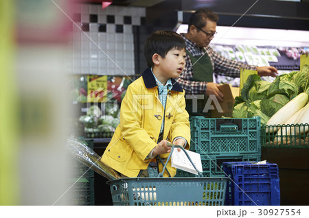 おつかい　買い物をする男の子 30927554