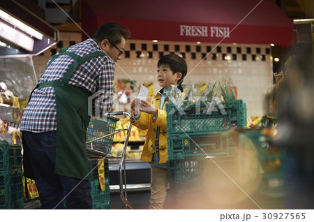 おつかいをする男の子と男性店員 おつかいをする男の子と男性店員 30927565