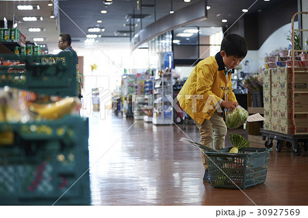 おつかい 買い物をする男の子 おつかい 買い物をする男の子 30927569
